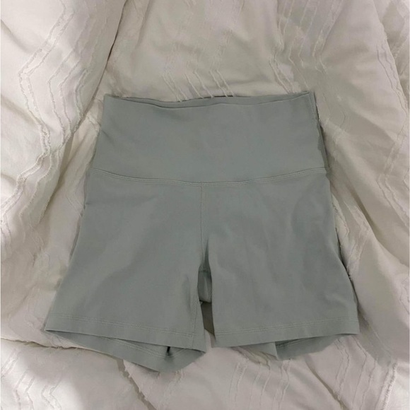 Aritzia TNAction biker short size M - Picture 2 of 4